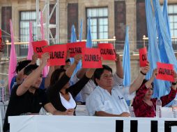 Investigadores y miembros de organizaciones civiles participaron en el juicio ciudadano en el Zócalo capitalino. EL UNIVERSAL  /