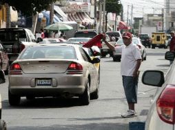 La cuota que pagan conductores a “franeleros” por estacionarse en la vía pública, es el acto de corrupción más alto en Jalisco. ARCHIVO  /