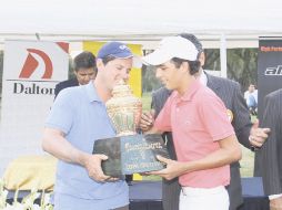 El campeón del año pasado, Jonathan Arce (izq.), le hace entrega del trofeo al nuevo monarca, David Faraudo. ESPECIAL  /