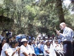 Luis Felipe Bravo Mena habla frente a un grupo de mujeres, durante un acto proselitista en Santa Cruz Jilotzingo. NTX  /