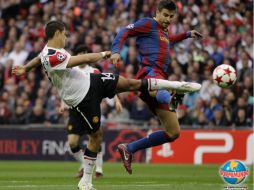 Javier Hernández remata el balón ante la marca de Piqué en la final de Champions. AP  /