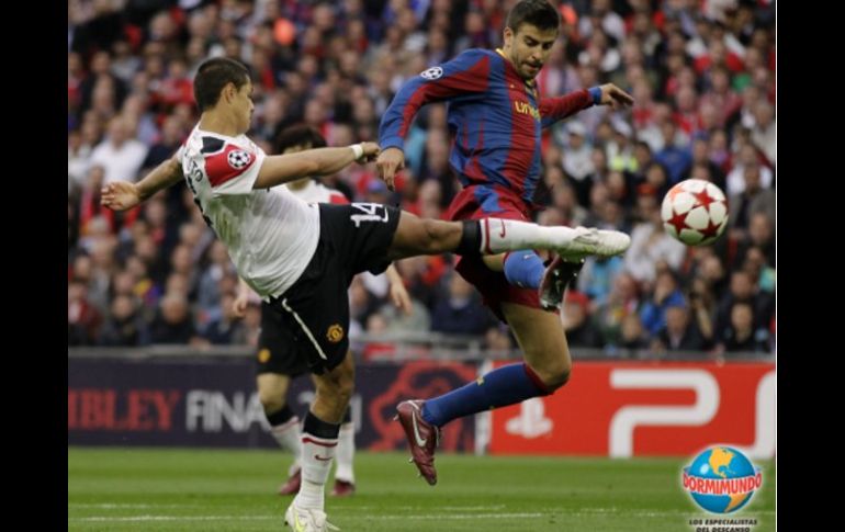 Javier Hernández remata el balón ante la marca de Piqué en la final de Champions. AP  /