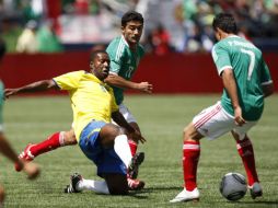 Los jugadores mexicanos Naelson Sinha (atrás) y Pablo Barrero (d) defienden ante la marca de Edison Méndez. EFE  /