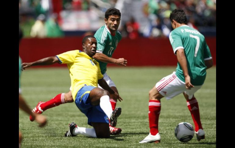 Los jugadores mexicanos Naelson Sinha (atrás) y Pablo Barrero (d) defienden ante la marca de Edison Méndez. EFE  /