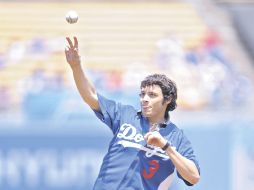 Julio César Chávez Jr. lanzó la primera bola en el partido del domingo de los Dodgers de Los Ángeles. AP  /