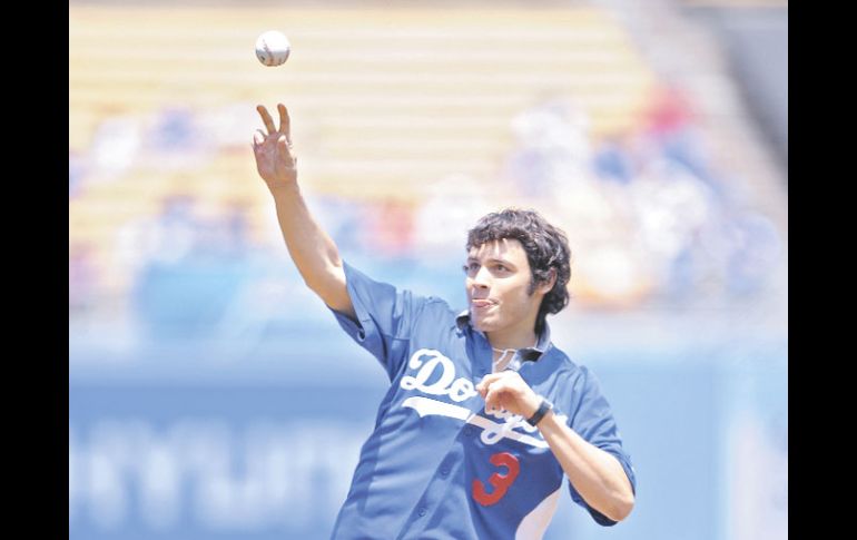 Julio César Chávez Jr. lanzó la primera bola en el partido del domingo de los Dodgers de Los Ángeles. AP  /