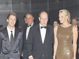 Vettel (izq.), posa con el príncipe Alberto II de Mónaco y Charlene Wittstock, durante la cena-gala de la F1.GETTY IMAGES SPORT  /