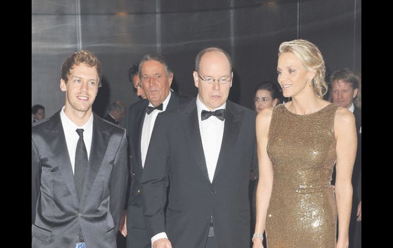 Vettel (izq.), posa con el príncipe Alberto II de Mónaco y Charlene Wittstock, durante la cena-gala de la F1.GETTY IMAGES SPORT  /