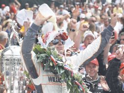 El inglés Dan Wheldon realiza el clásico festejo del ganador de la Indy 500 de tomar y derramarse leche. AP  /