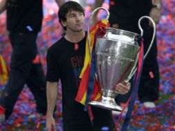 Lionel Messi con el trofeo de la Champions League. REUTERS  /