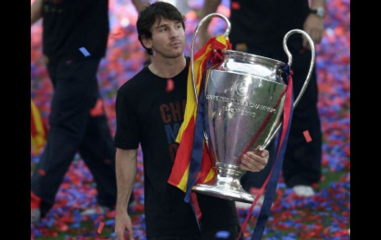 Lionel Messi con el trofeo de la Champions League. REUTERS  /