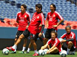 Los jugadores del cuadro mexicano en un entrenamiento en el estadio Invesco Field. MEXSPORT  /