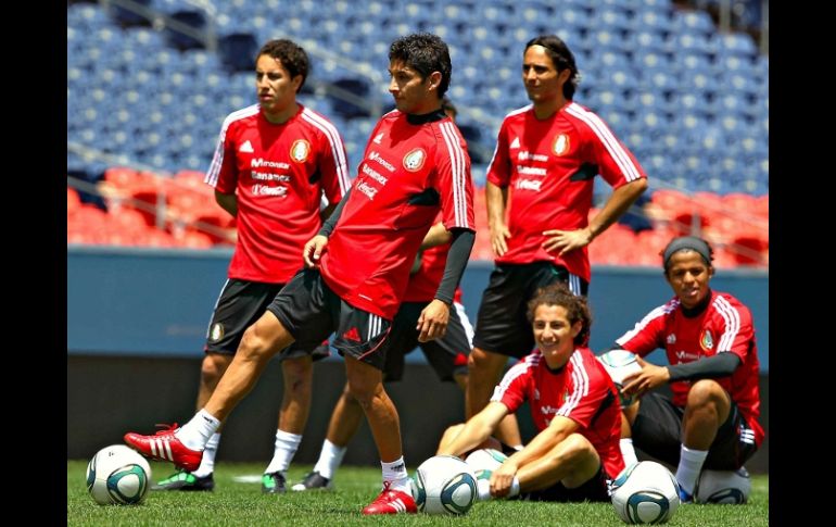 Los jugadores del cuadro mexicano en un entrenamiento en el estadio Invesco Field. MEXSPORT  /