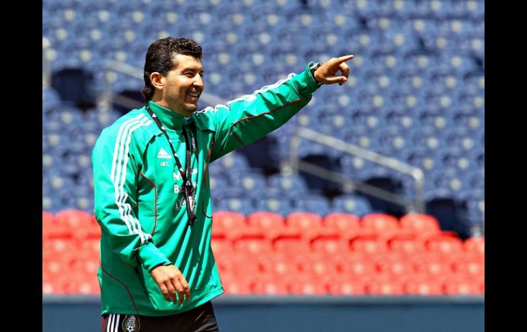 José Manuel de la Torre dirigiendo un entrenamiento en Denver. MEXSPORT  /