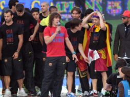 Carles Puyol dando unas palabras en el festejo en Wembley luego de coronarse en la Champions. NTX  /