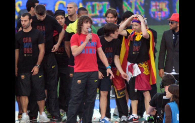 Carles Puyol dando unas palabras en el festejo en Wembley luego de coronarse en la Champions. NTX  /