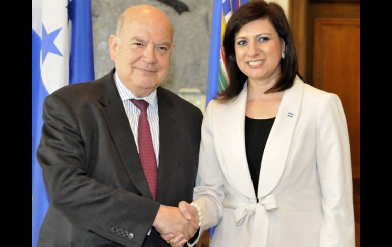 El secretario general de la OEA, José Miguel Insulza saluda a la primera vicepresidenta de Honduras, María Antonieta Guillén. EFE  /