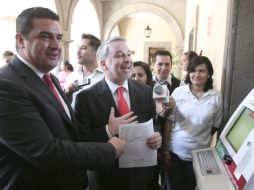 Emilio González y Héctor Vielma durante la prueba del sistema de trámite de CURP, previo a la firma electrónica. A. CAMACHO  /