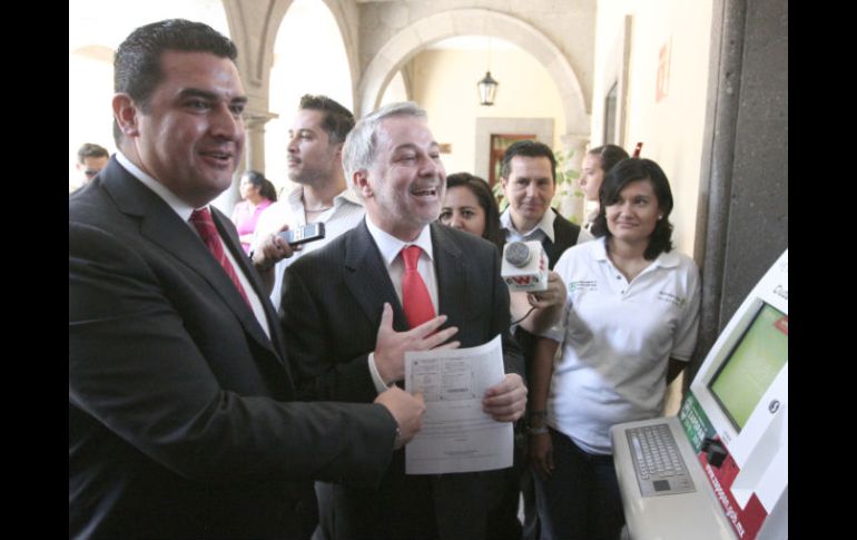 Emilio González y Héctor Vielma durante la prueba del sistema de trámite de CURP, previo a la firma electrónica. A. CAMACHO  /