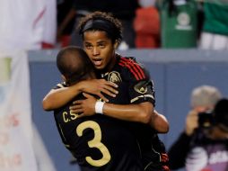 Dos Santos y Carlos Salcido celebrando uno de los goles en el partido.AP  /