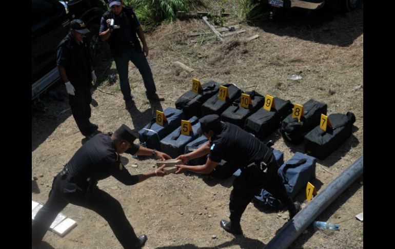 Oficiales de la Policía Nacional decomisaron el martes  336 kilos de cocaína en el departamento de Progreso. AFP  /