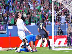 Aldo de Nigris festeja el último gol de la Selección mexicana.  /