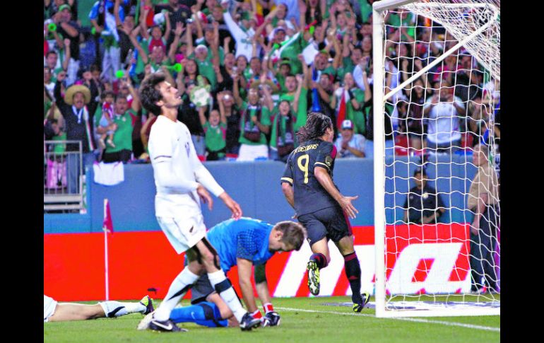 Aldo de Nigris festeja el último gol de la Selección mexicana.  /