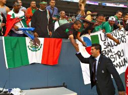 José Manuel de la Torre celebra con los aficionados el triunfo de México. MEXSPORT  /