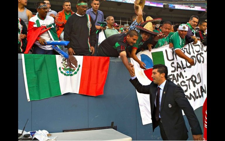 José Manuel de la Torre celebra con los aficionados el triunfo de México. MEXSPORT  /