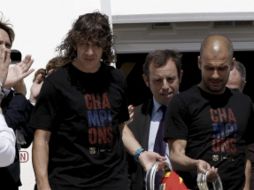 Carles Puyol en su llegada a Barcelona luego de coronarse en Wembley. EFE  /