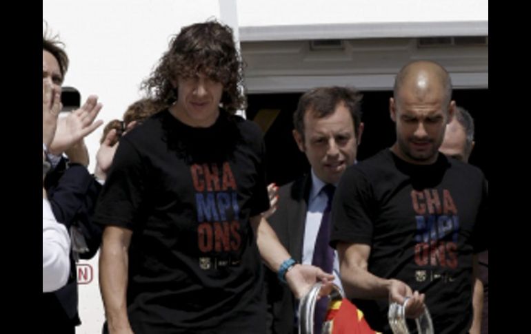 Carles Puyol en su llegada a Barcelona luego de coronarse en Wembley. EFE  /