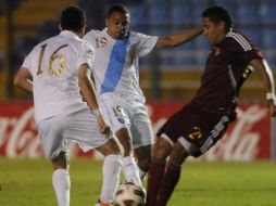 Los jugadores de la Selección de Guatemala en un duelo de preparación ante Venezuela. EFE  /