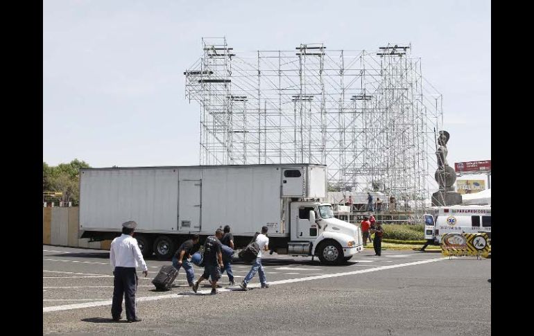 Vista de los trabajos de montaje del escenario de Jalisco en Vivo en la Glorieta Minerva. E. PACHECO  /