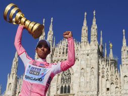 Alberto Contador posa con el trofeo del Giro de Italia en Milán donde se coronó el domingo pasado. REUTERS  /