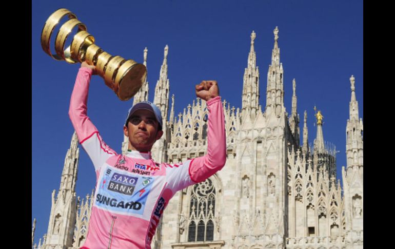 Alberto Contador posa con el trofeo del Giro de Italia en Milán donde se coronó el domingo pasado. REUTERS  /