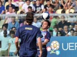 Pazzini golpe el balón con la cabeza durante uno de los entrenamientos de la escuadra italiana. AFP  /