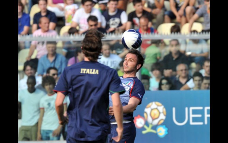 Pazzini golpe el balón con la cabeza durante uno de los entrenamientos de la escuadra italiana. AFP  /