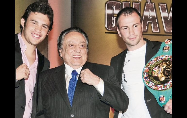 Julio César Chávez Jr. y Sebastian Zbik en el Staples Center de Los Ángeles.NTX  /