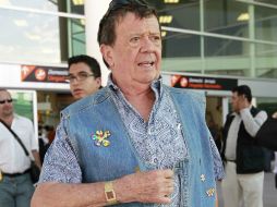 A su llegada, Chabelo se dio tiempo para complacer a sus seguidores. S. NÚÑEZ  /