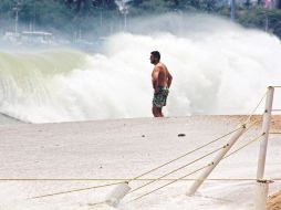 En Guerrero lanzan alerta para los turistas de Acapulco por las marejadas inusuales que han presentado. EL UNIVERSAL  /