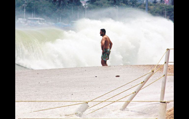 En Guerrero lanzan alerta para los turistas de Acapulco por las marejadas inusuales que han presentado. EL UNIVERSAL  /