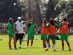 El estratega Leonardo Cuellar da instrucciones a sus jugadoras en una práctica. MEXSPORT  /