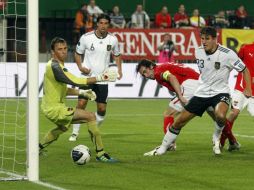 Mario Gómez abre el marcador en favor de Alemania, tras marcar ante Austria. AP  /