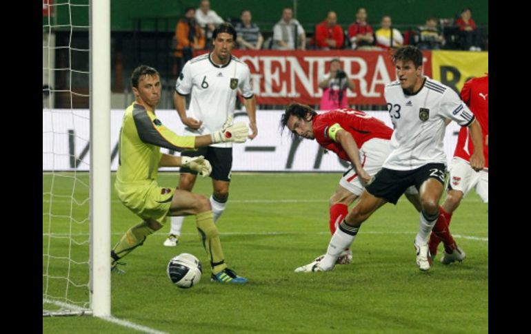 Mario Gómez abre el marcador en favor de Alemania, tras marcar ante Austria. AP  /