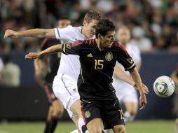 Héctor Moreno de la Selección mexicana, disputa el balón ante Chris Killen, en el partido amistoso ante Nueva Zelanda.  /