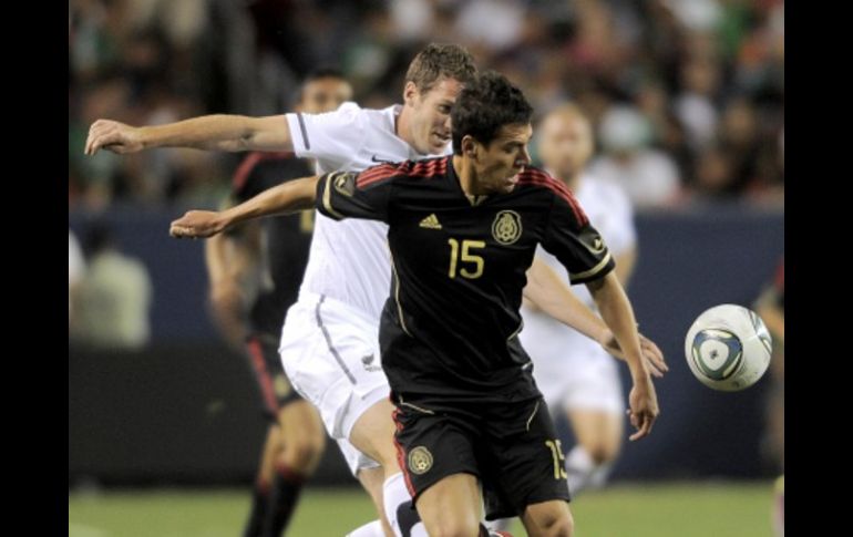 Héctor Moreno de la Selección mexicana, disputa el balón ante Chris Killen, en el partido amistoso ante Nueva Zelanda.  /