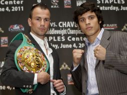 Julio César Chávez Jr. (d), junto al alemán, Sebastian Zbik, campeón del título mundial de peso medio. NTX  /