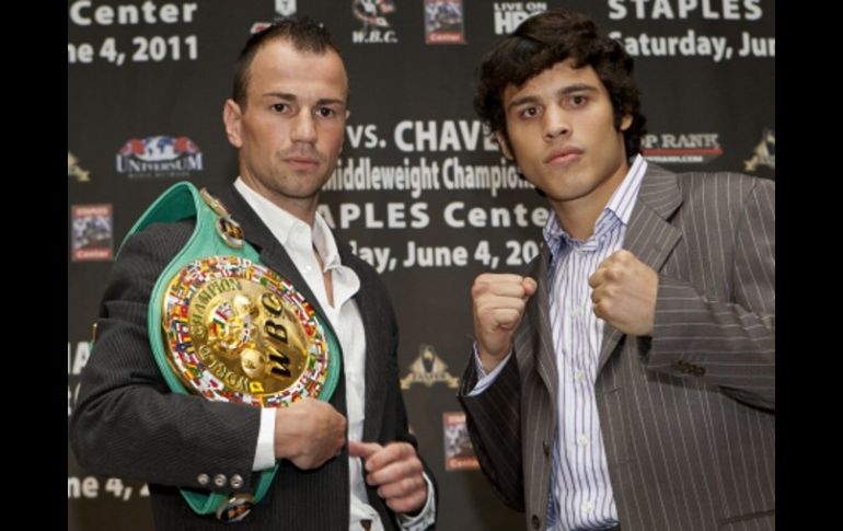 Julio César Chávez Jr. (d), junto al alemán, Sebastian Zbik, campeón del título mundial de peso medio. NTX  /