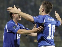 El futbolista italiano, Antonio Cassano, perforó la meta de Sergei Pereiko para poner el 2-0 ante Estonia. EFE  /