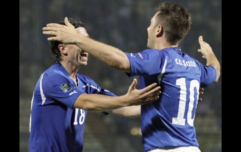 El futbolista italiano, Antonio Cassano, perforó la meta de Sergei Pereiko para poner el 2-0 ante Estonia. EFE  /